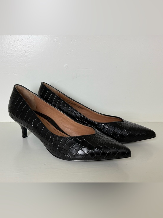 Vionic Shoes - Vionic Josie kitten heel pumps in a black crocodile-embossed leather finish